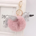 Détail du porte-clés licorne en pompon rose avec ailes pailletées et fermoir doré - Style Chaîne De Clé Or / Vieux Rose