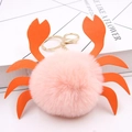 Llavero de cangrejo de peluche rosa con pinzas naranjas y broche de metal dorado - Rosa