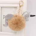Détail des ailes à paillettes argentées sur le porte-clés licorne en peluche marron - Style Chaîne De Clé Or / Khaki