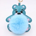 Détail d'un porte-clés ours en similicuir bleu avec pompon et anneau doré - Style Chaîne De Clé Or / Bleu Clair & Bleu