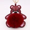 Dettaglio portachiavi a forma di orsetto bordeaux con pompon e gancio in metallo oro - Stile Catena Portachiavi Oro / Borgogna