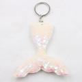 Dettaglio del portachiavi a coda di sirena con paillettes cangianti e finitura perlata - Fibbia a Anello Singolo / Coda di Pesce - Bianco Cangiante