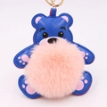 Détail du porte-clés ours en similicuir bleu avec pompon rose en fausse fourrure - Style Chaîne De Clé Or / Rose Coréen & Bleu