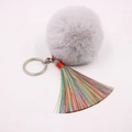 Detail mit buntem Regenbogen-Quasten, grauem Plüschball und silbernem Metall-Schlüsselring - (Bunte Quaste)-8cm Künstliches Kaninchenfell / Hellgrau