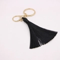 Vue détaillée d'un pendentif gland noir avec un fermoir mousqueton doré brillant - Fermoir en Forme de 8 Doré / Noir