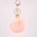 Detalle de llavero de pelo rosa con concha dorada y una perla blanca elegante - Rosa
