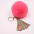 Nahaufnahme eines flauschigen rosa Kunstfell-Schlüsselanhängers mit bunten Quasten - (Bunte Quaste)-8cm Künstliches Kaninchenfell / Wassermelonenrot