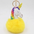 Détail d'un porte-clés licorne en cuir PU blanc avec un pompon jaune en fausse fourrure douce - Jaune