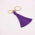 Vue détaillée d'un pendentif gland en soie violette avec fermoir mousqueton doré - Fermoir en Forme de 8 Doré / Violet