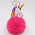 Dettaglio portachiavi con unicorno, pompon in finta pelliccia rosa e anello oro - Rosa Rossa