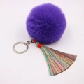 Makro-Detail von lila Kunstfell-Pompon und bunter Bohème-Quaste am Schlüsselring - (Bunte Quaste)-8cm Künstliches Kaninchenfell / Dunkellila