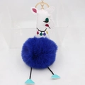Détail d'un porte-clés alpaga avec pompon bleu et fermoir mousqueton doré élégant - Bleu Saphir