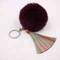 Detailansicht eines lila Plüsch-Pompoms mit bunten Quasten und silbernem Schlüsselanhänger - (Bunte Quaste)-8cm Künstliches Kaninchenfell / Purpurrot