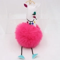 Dettaglio del portachiavi alpaca in peluche con palla di pelo magenta e anello d'oro - Rosa Rossa