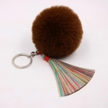 Detailansicht eines bunten Quasten-Schlüsselanhängers mit braunem Plüschball und Silberring - (Bunte Quaste)-8cm Künstliches Kaninchenfell / Braun