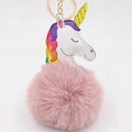 Détail d'un porte-clés licorne en fourrure rose avec fermoir doré et crinière arc-en-ciel - Vieux rose