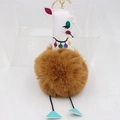 Détail du porte-clés pompon alpaga avec fermoir en métal doré et fausse fourrure douce - Café
