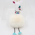 Dettaglio del portachiavi a forma di alpaca in morbida pelliccia con anello metallico dorato - Bianco Sporco