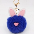 Dettaglio del portachiavi a forma di coniglio blu con chiusura dorata e cuore rosa - Stile Portachiavi a Orecchio / Blu Zaffiro