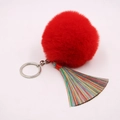Detail eines roten Kunstpelz-Bommel-Schlüsselanhängers mit bunten Quasten und Silberring - (Bunte Quaste)-8cm Künstliches Kaninchenfell / Rot