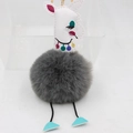 Détail d'un porte-clés alpaga en peluche avec boule de fourrure grise et fermoir doré - Gris foncé