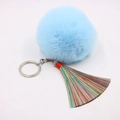 Nahaufnahme von hellblauem Plüsch-Pompon-Schlüsselanhänger mit bunten Seidenquasten - (Bunte Quaste)-8cm Künstliches Kaninchenfell / Hellblau