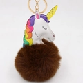 Détail du porte-clés licorne en peluche avec crinière arc-en-ciel et pompon marron - Marron