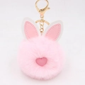 Llavero de orejas de conejo en piel sintética rosa con anillo de oro y detalle de corazón - Estilo Llavero de Oreja / Rosa Claro