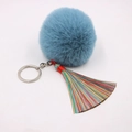 Detailansicht eines himmelblauen Plüsch-Pompons mit buntem Regenbogen-Quasten-Schlüsselanhänger - (Bunte Quaste)-8cm Künstliches Kaninchenfell / Blaugrün