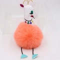 Détail d'un porte-clés boule en peluche orange corail avec design alpaga et fermoir doré - Rouge Orangé