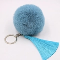 Detail eines hellblauen flauschigen Bommel-Schlüsselanhängers mit passenden Seidenquasten - 8cm Kunstkaninchenfell Quaste Stil / Pfauenblau