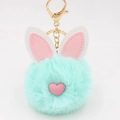 Dettaglio portachiavi a pompon verde menta con orecchie di coniglio e cuore rosa - Stile Portachiavi a Orecchio / Verde menta
