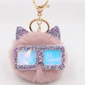 Détail du porte-clés chat pompon rose à paillettes avec mousqueton en métal doré - Vieux Rose