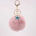 Dettaglio portachiavi con pompon rosa, ciondolo a forma di stella marina e gancio dorato - Rosa Antico