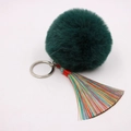 Detail eines dunkelgrünen Kunstpelz-Bommel-Schlüsselanhängers mit bunter Quaste - (Bunte Quaste)-8cm Künstliches Kaninchenfell / Dunkelgrün