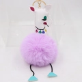 Porte-clés girafe de Noël avec pompon en fourrure lavande et détails de broderie - Violet Taro