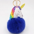 Détail d'un porte-clés licorne avec crinière arc-en-ciel et pompon en fausse fourrure bleue - Bleu Saphir
