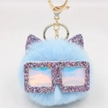 Porte-clés pompon bleu clair en fausse fourrure avec oreilles de chat et lunettes à paillettes - Rose bonbon