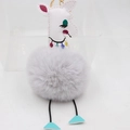 Porte-clés girafe de Noël avec pompon en peluche, tête en similicuir et fermoir doré - Gris clair