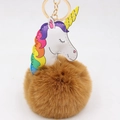 Détail du porte-clés licorne en peluche avec crinière colorée et anneau doré - Café