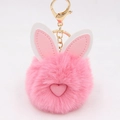 Detalle de llavero de conejo de peluche rosa con corazón y cierre de metal dorado - Estilo Llavero de Oreja / Rosa Oscuro