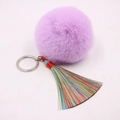 Detailansicht eines Boho-Schlüsselanhängers mit lila Fellkugel und buntem Quasten - (Bunte Quaste)-8cm Künstliches Kaninchenfell / Taro-Lila