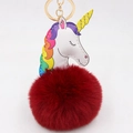 Détail du porte-clés licorne en peluche avec boule de fourrure bordeaux et fermoir - Bordeaux