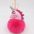 Detalle de llavero de unicornio de peluche rosa con pompón y cierre de metal dorado - Llavero Unicornio / Rosa Roja
