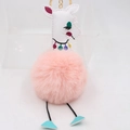 Vue détaillée du porte-clés alpaga en peluche rose avec anneau doré et broderie - Rose