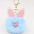 Dettaglio portachiavi a coniglio in peluche azzurro con cuore rosa e chiusura in metallo dorato - Stile Portachiavi a Orecchio / Azzurro