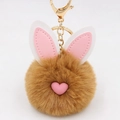 Dettaglio del portachiavi a forma di coniglio in peluche marrone con orecchie rosa e gancio - Stile Portachiavi a Orecchio / Caffè