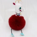 Détail du porte-clés alpaga à pompon rouge avec tête en similicuir et clip doré - Bordeaux