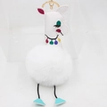 Détail du porte-clés alpaga en peluche blanche avec broderies et anneau doré brillant - Blanc