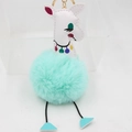 Vue détaillée du porte-clés girafe en peluche vert menthe avec fermoir en métal doré - Vert menthe